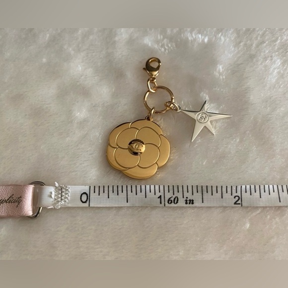 Chanel 2025 Holiday Camellia Flower & Star Charm | Limited Edition - Picture 5 of 9